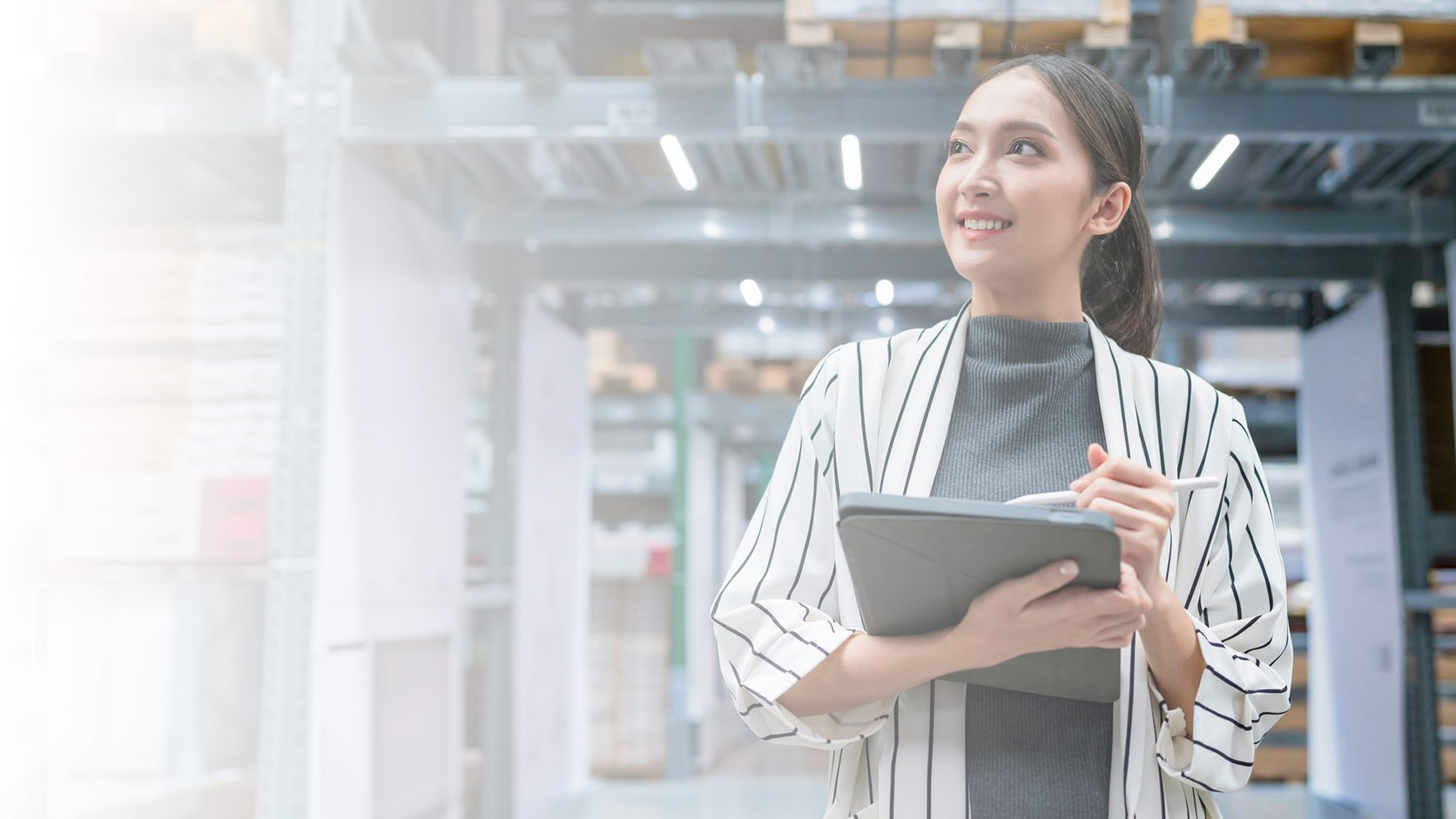 Profesional de negocios gestionando operaciones comerciales